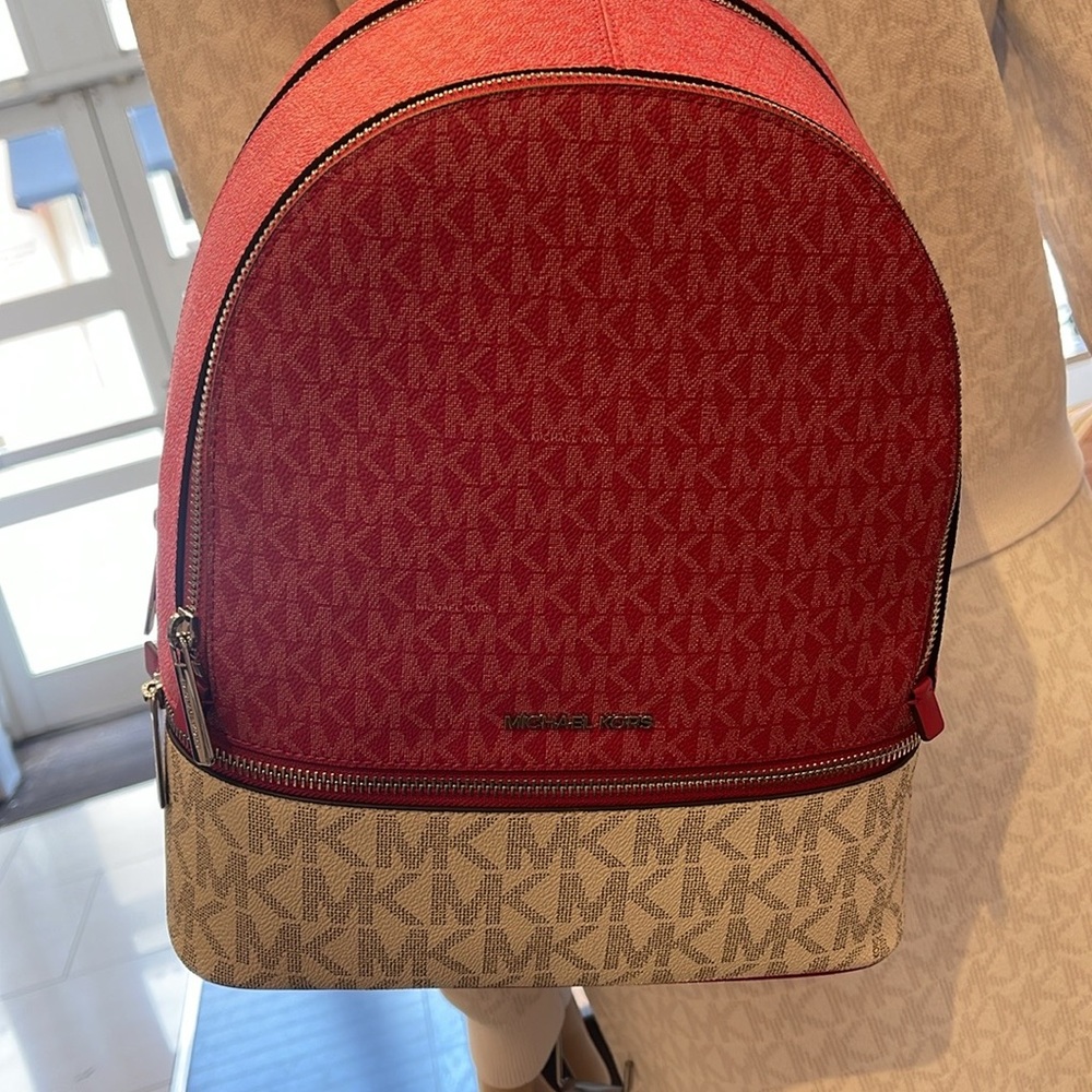 MICHAEL KORS Rhea Medium Zip Color-Block Signature Logo Backpack
DKRSPBRYMLT
NWT - Picture 10 of 16